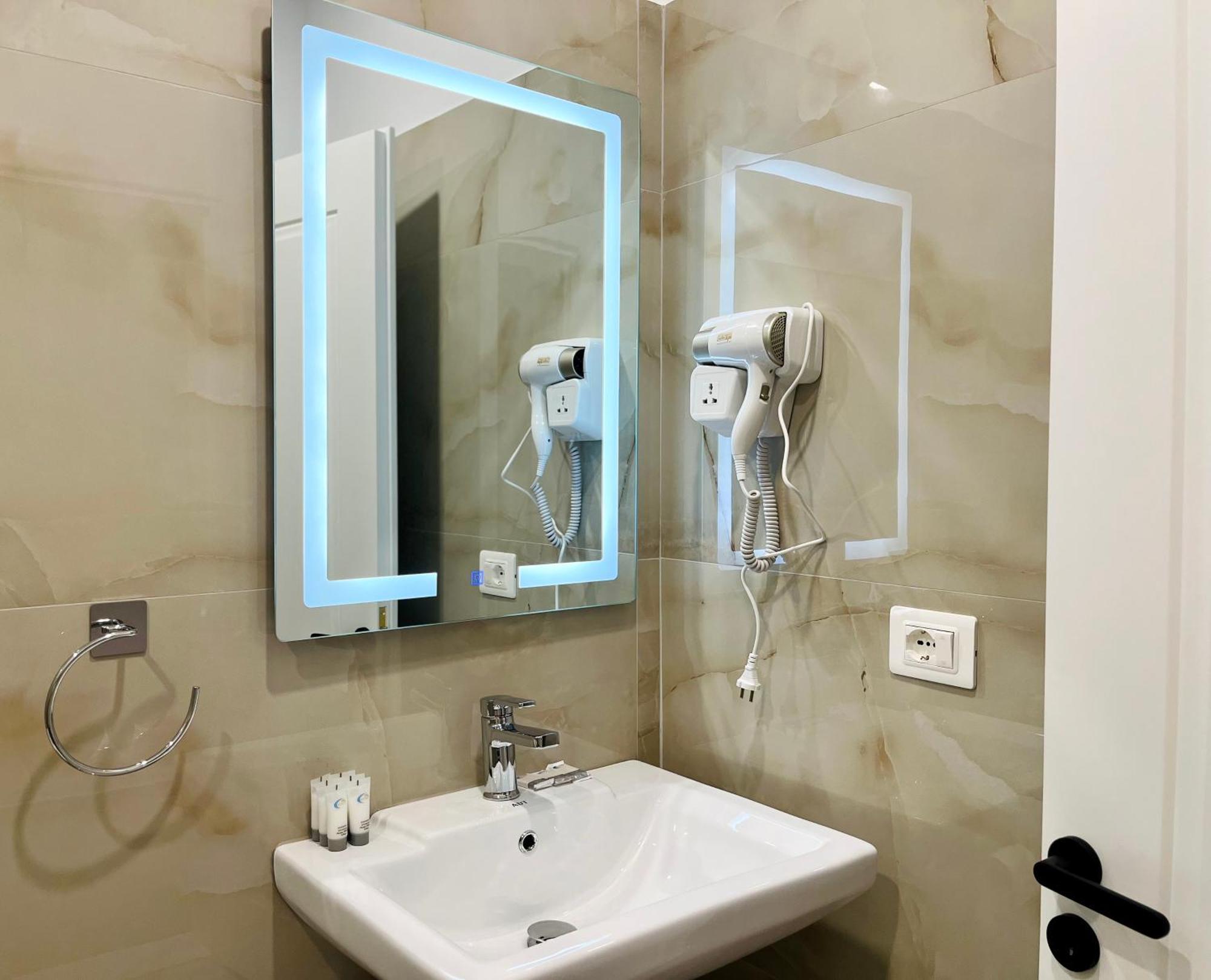 בראט Mili Hotel מראה חיצוני תמונה
