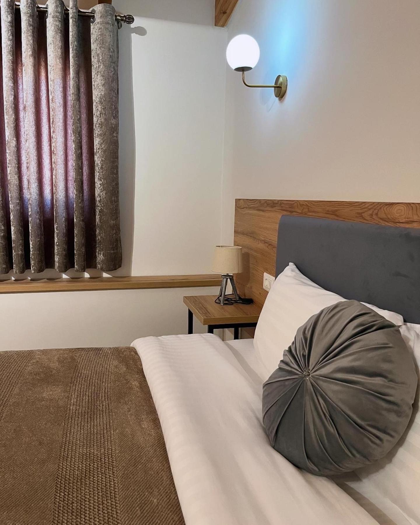 בראט Mili Hotel מראה חיצוני תמונה