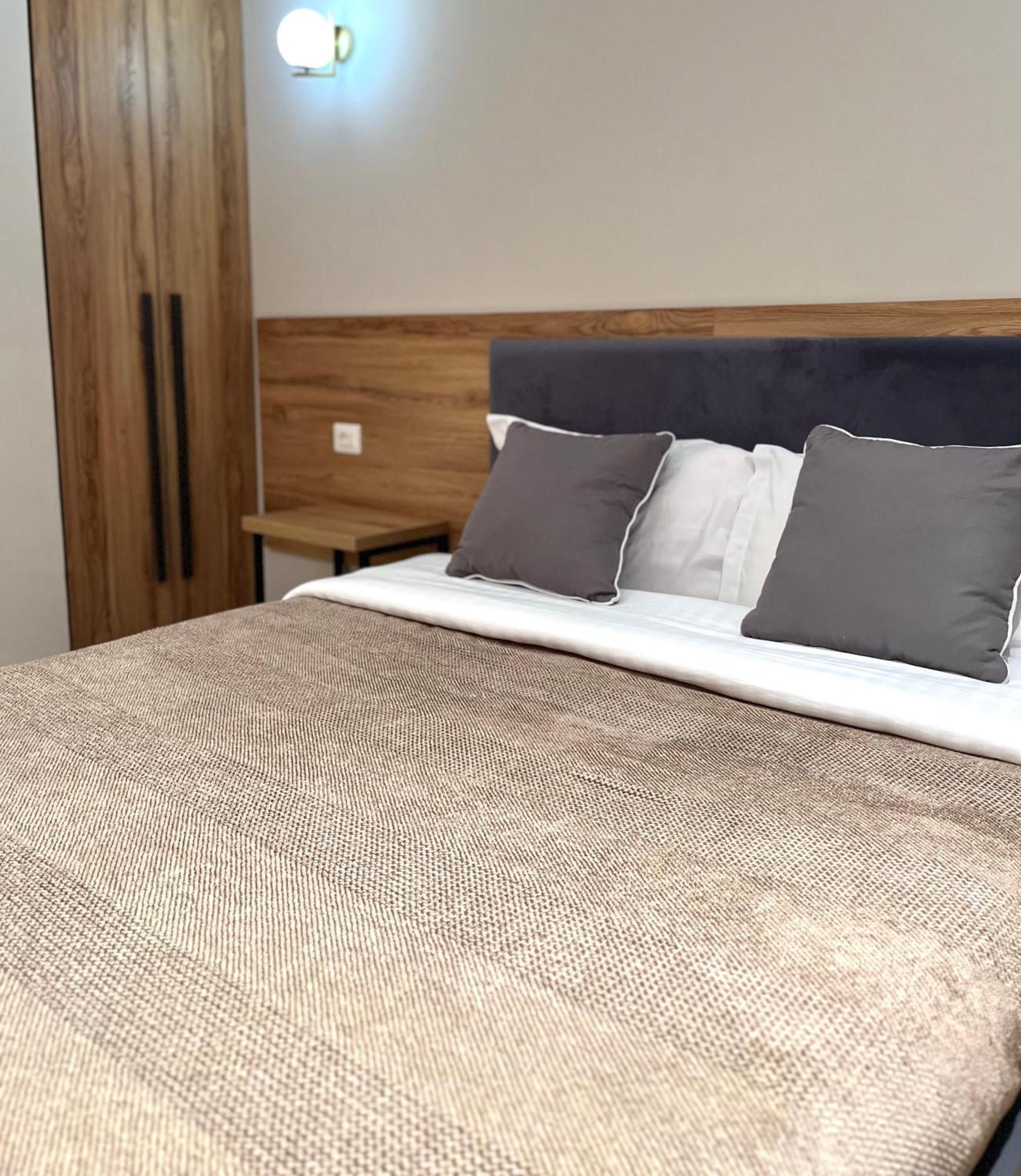 בראט Mili Hotel מראה חיצוני תמונה