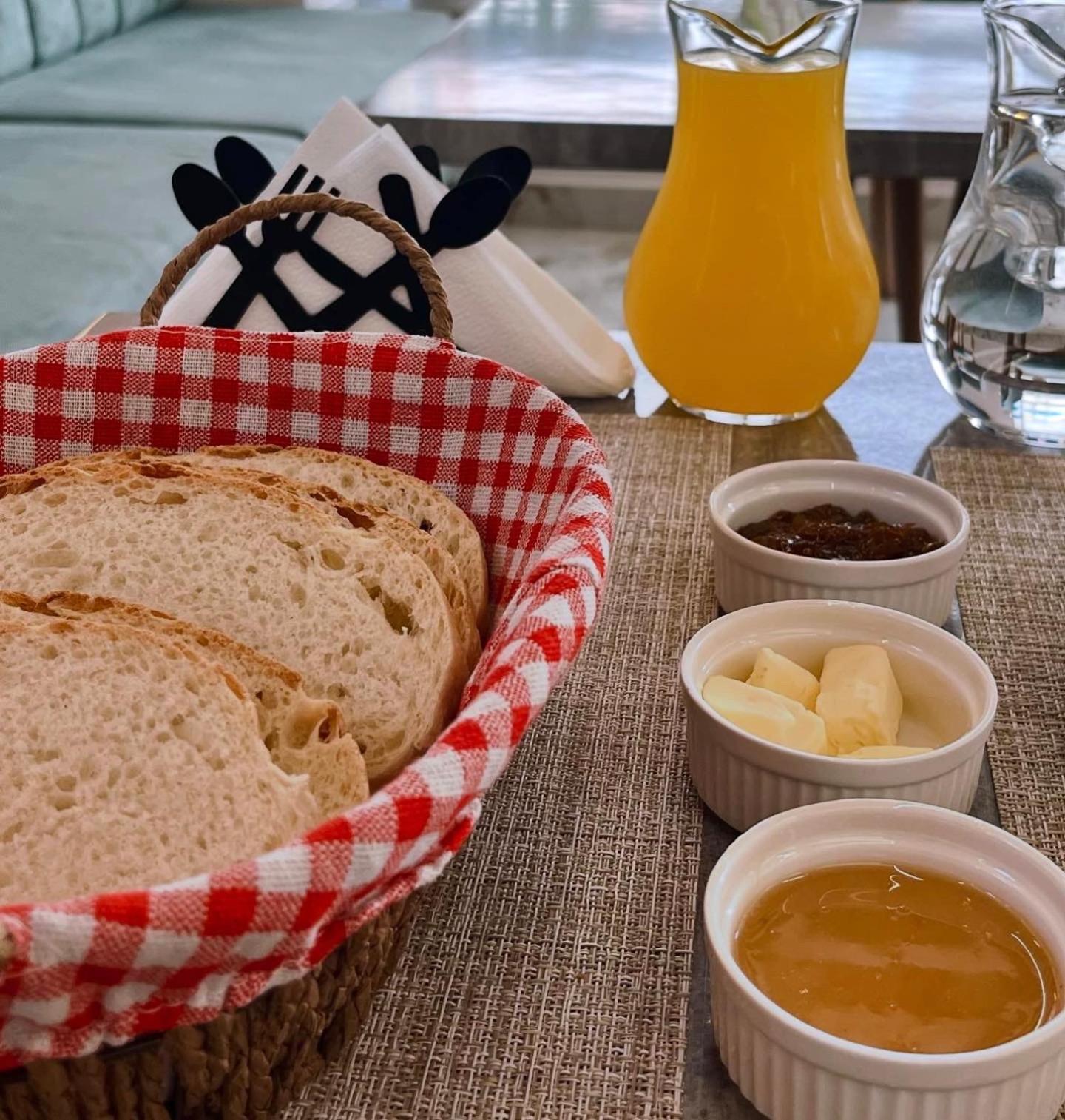 בראט Mili Hotel מראה חיצוני תמונה